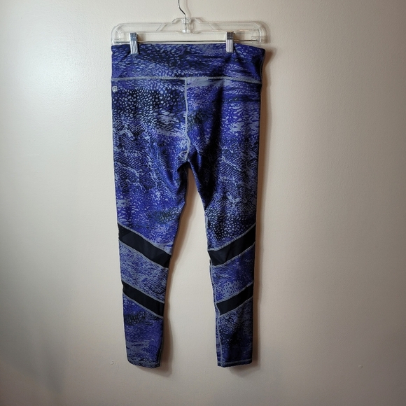 Fabletics yoga leggings purple animal print with mesh material size M - Picture 7 of 9